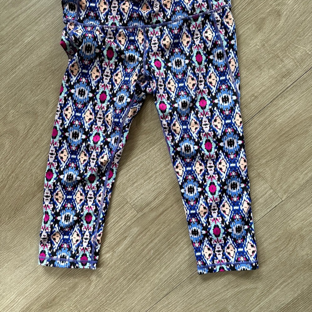 GAP Multicolor Patterned Capri Leggings
Inseam 19 inches